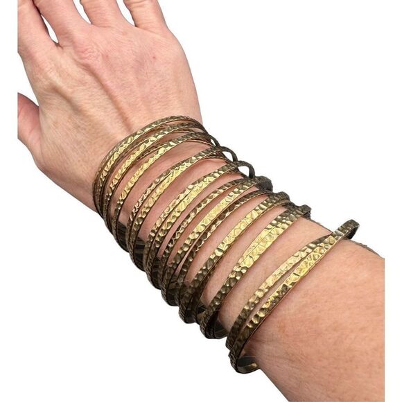 Slinky style hammered coil bangle bracelet one piece gold tone - Picture 3 of 5